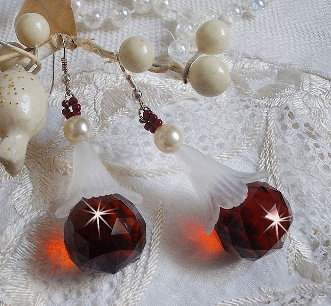 BO Marielle mont&eacute;es avec des pendants boules facett&eacute;es en Verre de boh&egrave;me, fleurs lucites Blanches, perles nacr&eacute;es en Cristal de Swarovski, rocailles couleur Bordeaux  et crochets Argent 925/1000