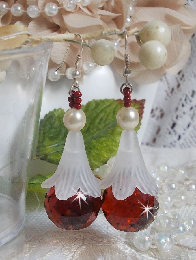 BO Marielle mont&eacute;es avec des pendants boules facett&eacute;es en Verre de boh&egrave;me, fleurs lucites Blanches, perles nacr&eacute;es en Cristal de Swarovski, rocailles couleur Bordeaux  et crochets Argent 925/1000