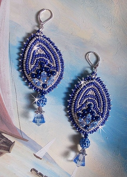 BO Marine Blue brod&eacute;es avec des navettes en Cristal de Swarovski &agrave; laquelle s'ajoute perles rondes en Cristal plasticine, perles nacr&eacute;es, pampilles et rocailles. Mont&eacute;es sur dormeuses en Argent 925