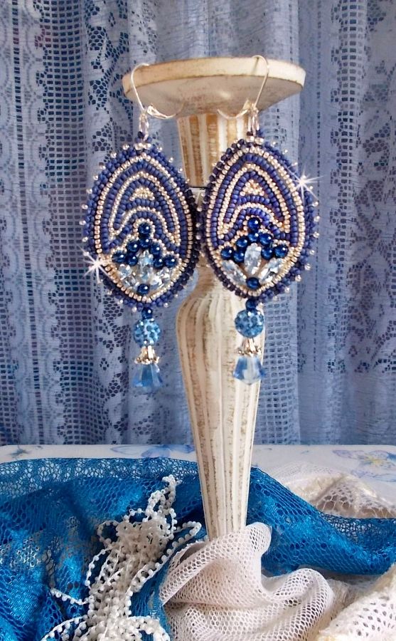 BO Marine Blue brod&eacute;es avec des navettes en Cristal de Swarovski &agrave; laquelle s'ajoute perles rondes en Cristal plasticine, perles nacr&eacute;es, pampilles et rocailles. Mont&eacute;es sur dormeuses en Argent 925