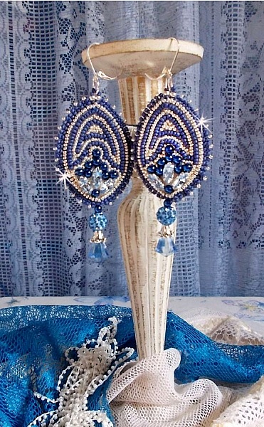 BO Marine Blue brod&eacute;es avec des navettes en Cristal de Swarovski &agrave; laquelle s'ajoute perles rondes en Cristal plasticine, perles nacr&eacute;es, pampilles et rocailles. Mont&eacute;es sur dormeuses en Argent 925