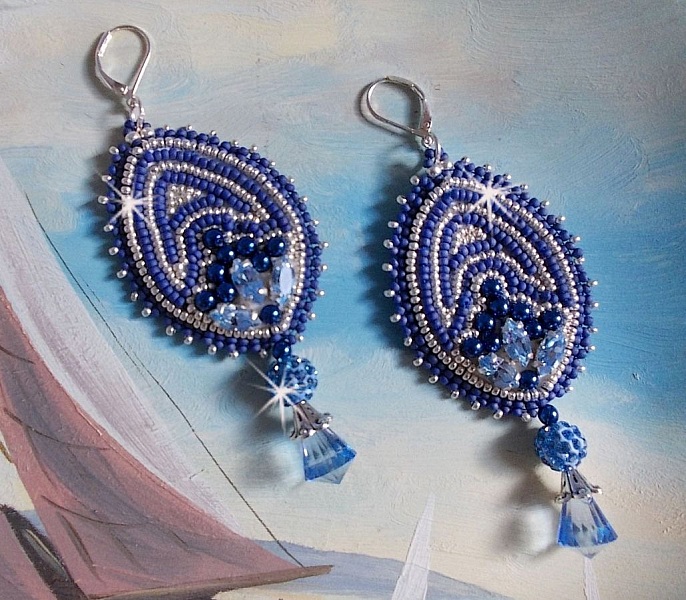 BO Marine Blue brod&eacute;es avec des navettes en Cristal de Swarovski &agrave; laquelle s'ajoute perles rondes en Cristal plasticine, perles nacr&eacute;es, pampilles et rocailles. Mont&eacute;es sur dormeuses en Argent 925