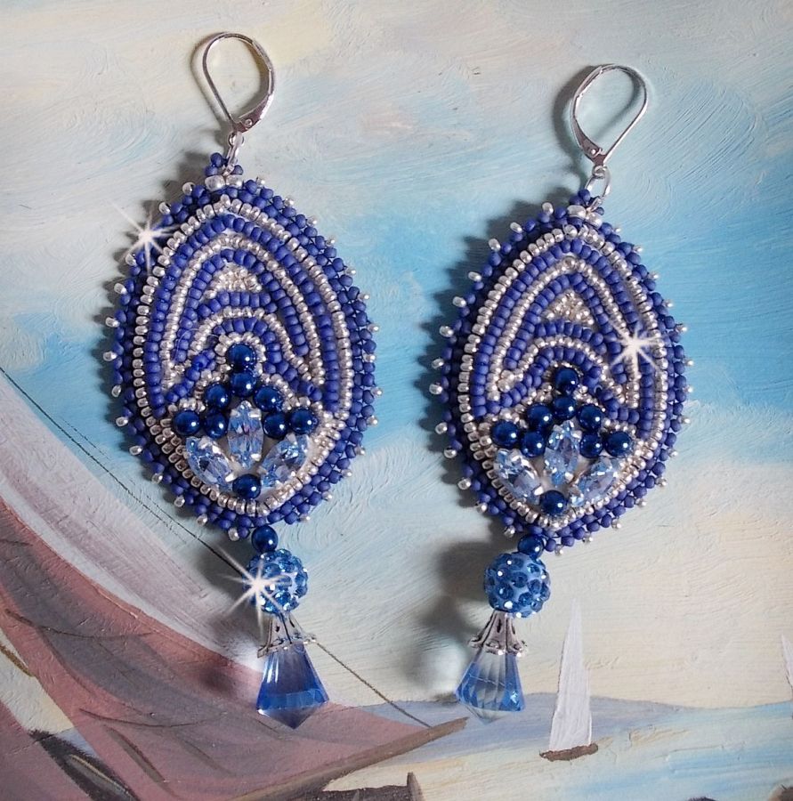 BO Marine Blue brod&eacute;es avec des navettes en Cristal de Swarovski &agrave; laquelle s'ajoute perles rondes en Cristal plasticine, perles nacr&eacute;es, pampilles et rocailles. Mont&eacute;es sur dormeuses en Argent 925