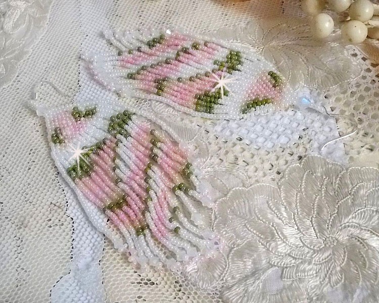 BO Matin Lumineux mont&eacute;es avec des rocailles, toupies en Cristal de Swarovski White Opale AB et dormeuses en argent 925/1000
