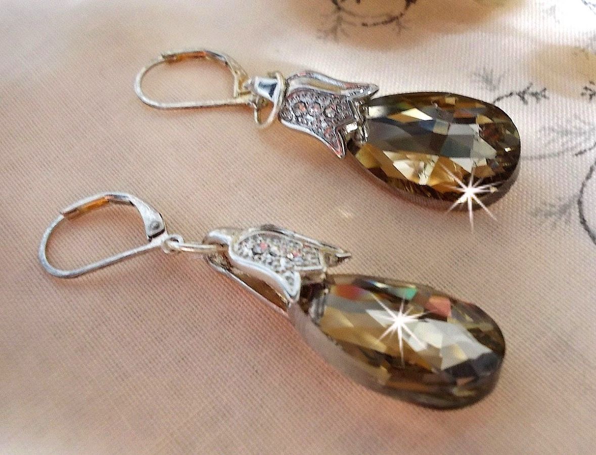 BO Merveilles Champagne cr&eacute;&eacute;es avec des b&eacute;li&egrave;res argent&eacute;es de petits strass et des gouttes facett&eacute;es plates