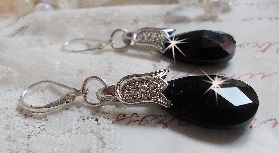 BO Merveilles Jet mont&eacute;es avec gouttes facett&eacute;es en Verre, b&eacute;li&egrave;res tulipes strass&eacute;es et dormeuses en Argent 925/1000
