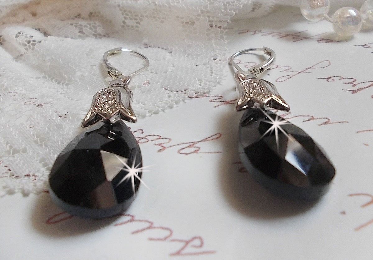 BO Merveilles Jet mont&eacute;es avec gouttes facett&eacute;es en Verre, b&eacute;li&egrave;res tulipes strass&eacute;es et dormeuses en Argent 925/1000