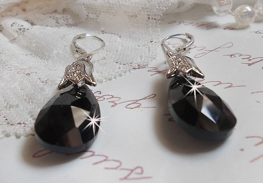 BO Merveilles Jet mont&eacute;es avec gouttes facett&eacute;es en Verre, b&eacute;li&egrave;res tulipes strass&eacute;es et dormeuses en Argent 925/1000