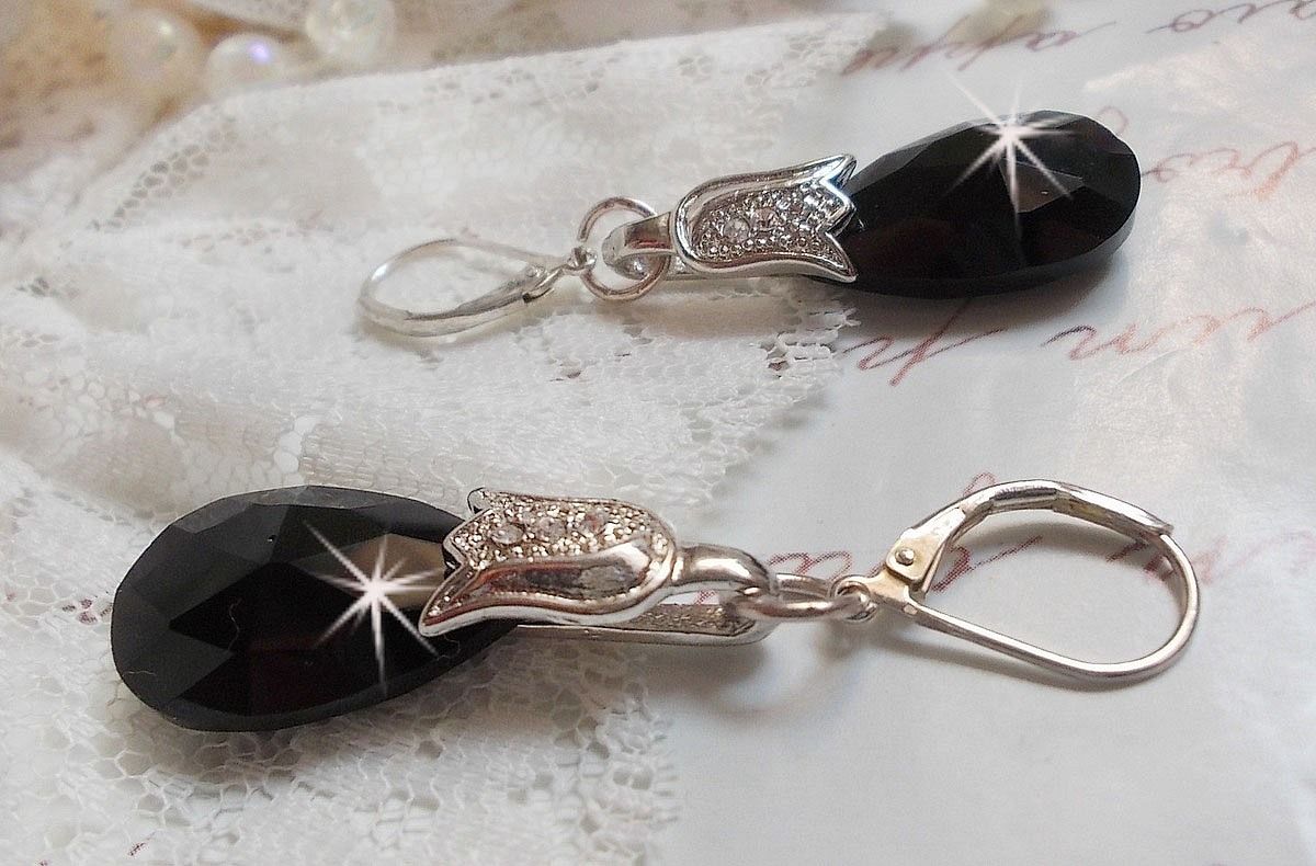 BO Merveilles Jet mont&eacute;es avec gouttes facett&eacute;es en Verre, b&eacute;li&egrave;res tulipes strass&eacute;es et dormeuses en Argent 925/1000