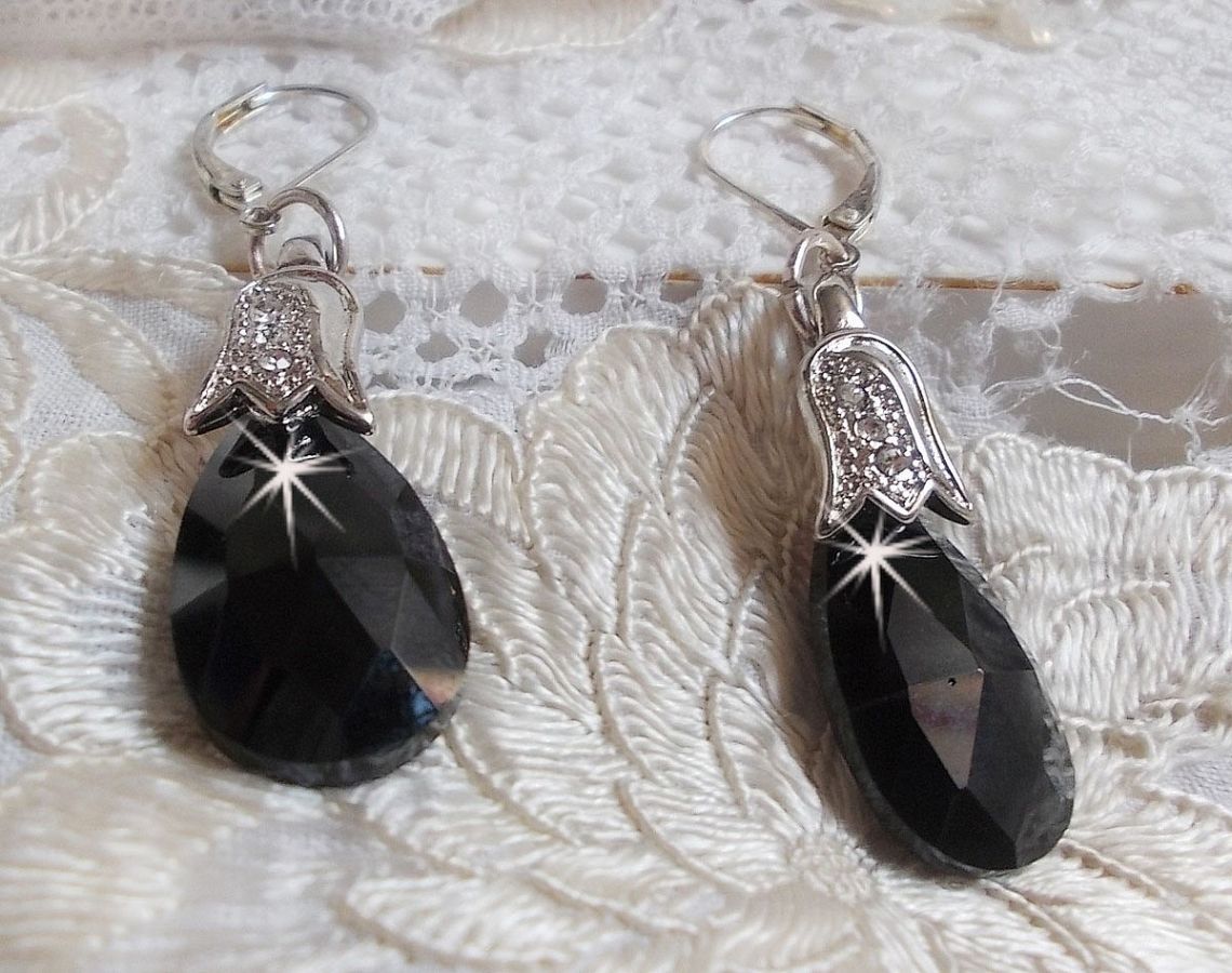 BO Merveilles Jet mont&eacute;es avec gouttes facett&eacute;es en Verre, b&eacute;li&egrave;res tulipes strass&eacute;es et dormeuses en Argent 925/1000