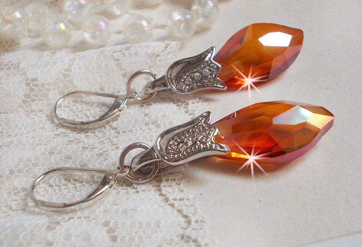 BO Merveilles Red Topaz avec des gouttes facett&eacute;es et des b&eacute;li&egrave;res gaufr&eacute;es de petit strass