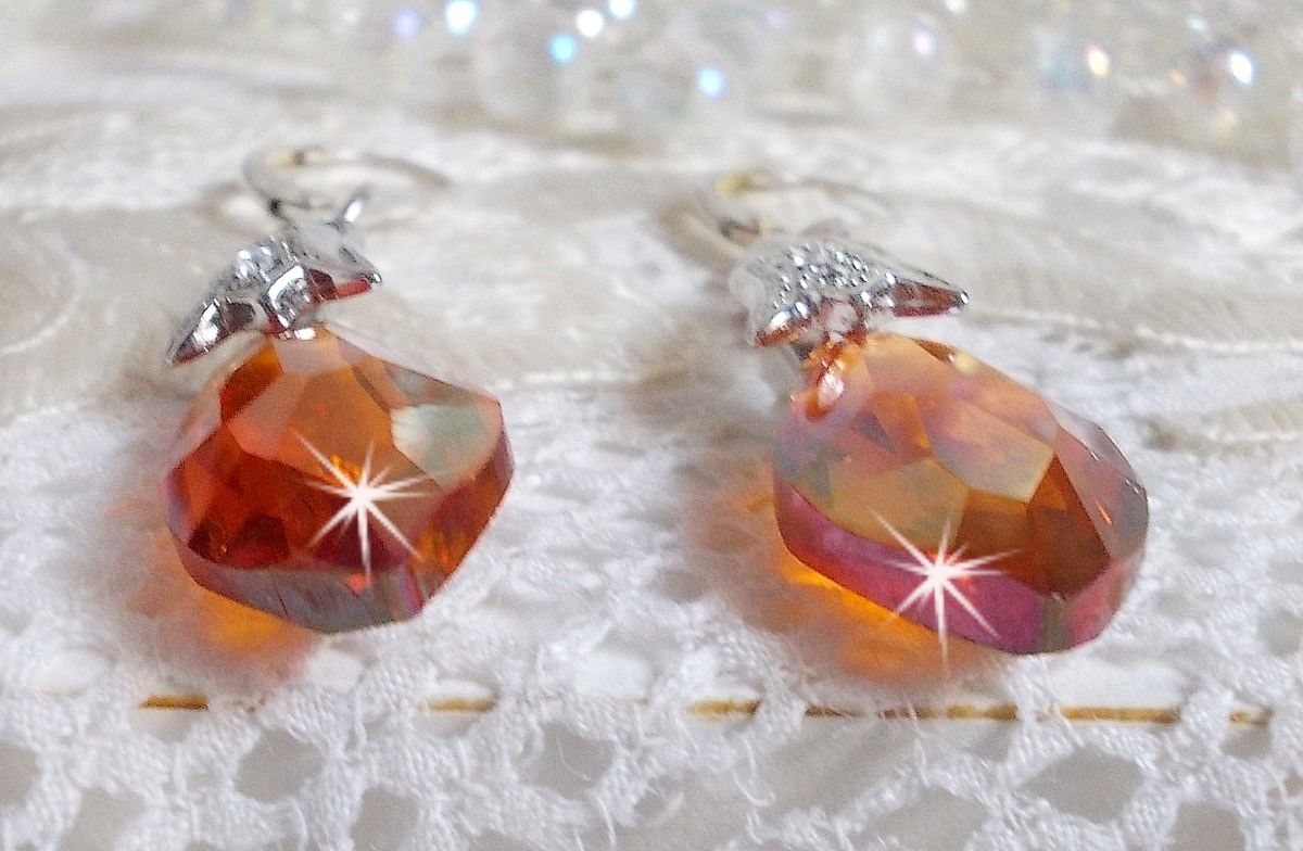 BO Merveilles Red Topaz avec des gouttes facett&eacute;es et des b&eacute;li&egrave;res gaufr&eacute;es de petit strass