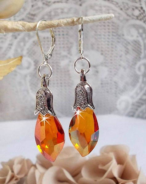 BO Merveilles Red Topaz avec des gouttes facett&eacute;es et des b&eacute;li&egrave;res gaufr&eacute;es de petit strass