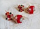 BO Mia avec des perles rondes Fimo avec des Roses, mont&eacute;es avec des coupelles filigran&eacute;es en Plaqu&eacute; Or avec du ruban organza Rouge &agrave; laquelle s&rsquo;ajoute des cabochons ronds sur dormeuses en Laiton