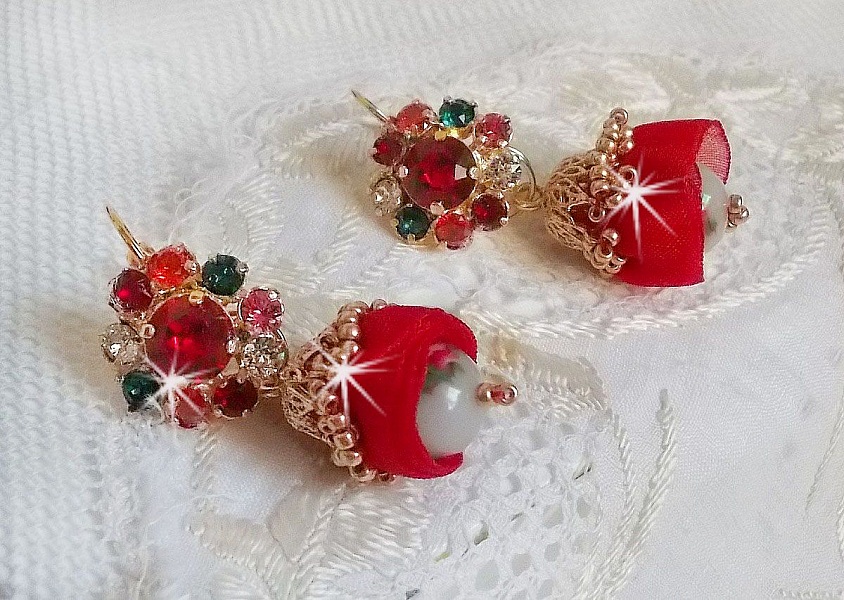 BO Mia avec des perles rondes Fimo avec des Roses, mont&eacute;es avec des coupelles filigran&eacute;es en Plaqu&eacute; Or avec du ruban organza Rouge &agrave; laquelle s&rsquo;ajoute des cabochons ronds sur dormeuses en Laiton