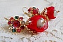 BO Mia avec des perles rondes Fimo avec des Roses, mont&eacute;es avec des coupelles filigran&eacute;es en Plaqu&eacute; Or avec du ruban organza Rouge &agrave; laquelle s&rsquo;ajoute des cabochons ronds sur dormeuses en Laiton