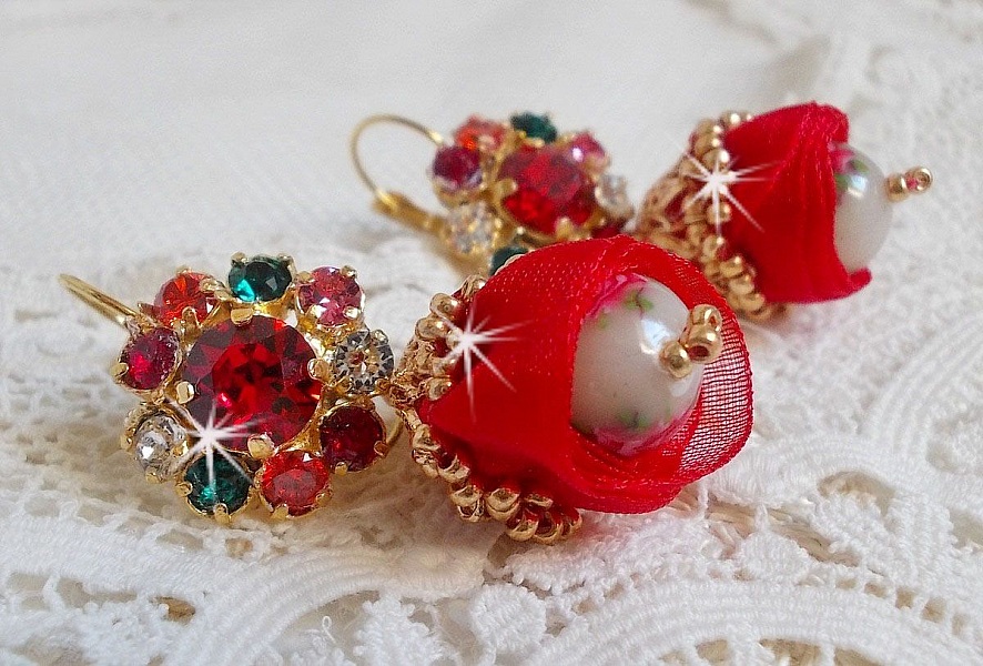 BO Mia avec des perles rondes Fimo avec des Roses, mont&eacute;es avec des coupelles filigran&eacute;es en Plaqu&eacute; Or avec du ruban organza Rouge &agrave; laquelle s&rsquo;ajoute des cabochons ronds sur dormeuses en Laiton