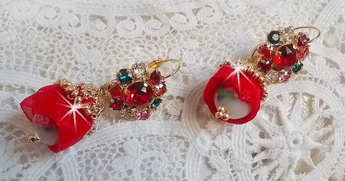 BO Mia avec des perles rondes Fimo avec des Roses, mont&eacute;es avec des coupelles filigran&eacute;es en Plaqu&eacute; Or avec du ruban organza Rouge &agrave; laquelle s&rsquo;ajoute des cabochons ronds sur dormeuses en Laiton