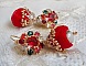 BO Mia avec des perles rondes Fimo avec des Roses, mont&eacute;es avec des coupelles filigran&eacute;es en Plaqu&eacute; Or avec du ruban organza Rouge &agrave; laquelle s&rsquo;ajoute des cabochons ronds sur dormeuses en Laiton