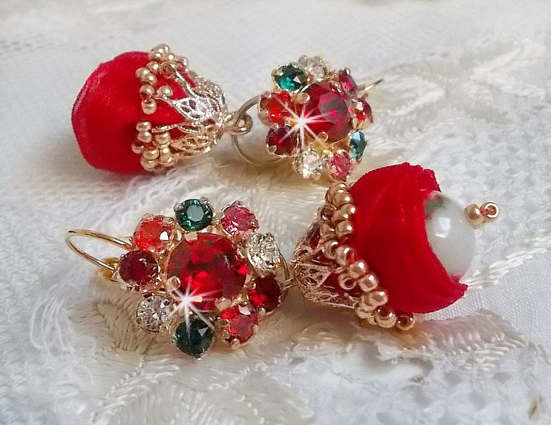 BO Mia avec des perles rondes Fimo avec des Roses, mont&eacute;es avec des coupelles filigran&eacute;es en Plaqu&eacute; Or avec du ruban organza Rouge &agrave; laquelle s&rsquo;ajoute des cabochons ronds sur dormeuses en Laiton
