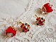 BO Mia avec des perles rondes Fimo avec des Roses, mont&eacute;es avec des coupelles filigran&eacute;es en Plaqu&eacute; Or avec du ruban organza Rouge &agrave; laquelle s&rsquo;ajoute des cabochons ronds sur dormeuses en Laiton
