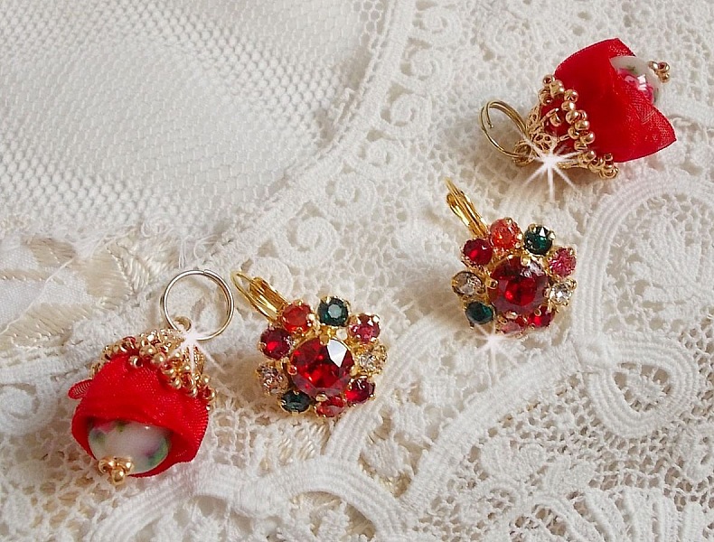 BO Mia avec des perles rondes Fimo avec des Roses, mont&eacute;es avec des coupelles filigran&eacute;es en Plaqu&eacute; Or avec du ruban organza Rouge &agrave; laquelle s&rsquo;ajoute des cabochons ronds sur dormeuses en Laiton