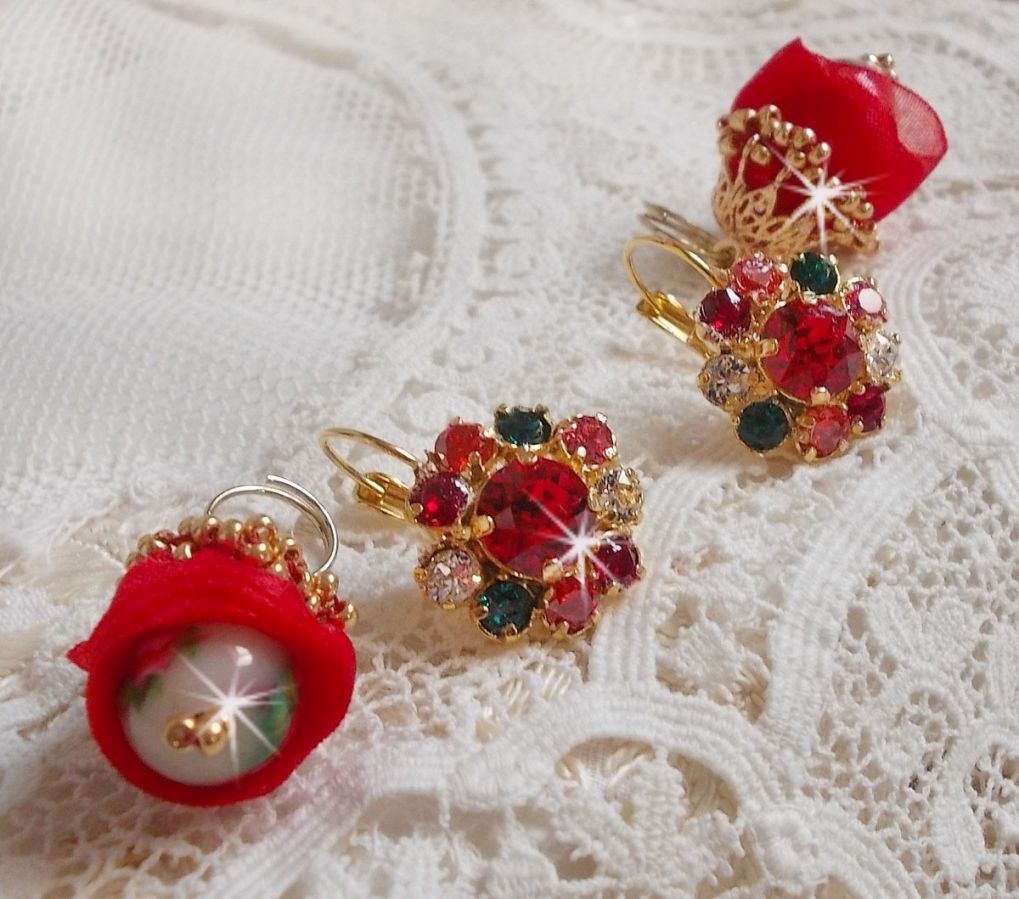 BO Mia avec des perles rondes Fimo avec des Roses, mont&eacute;es avec des coupelles filigran&eacute;es en Plaqu&eacute; Or avec du ruban organza Rouge &agrave; laquelle s&rsquo;ajoute des cabochons ronds sur dormeuses en Laiton