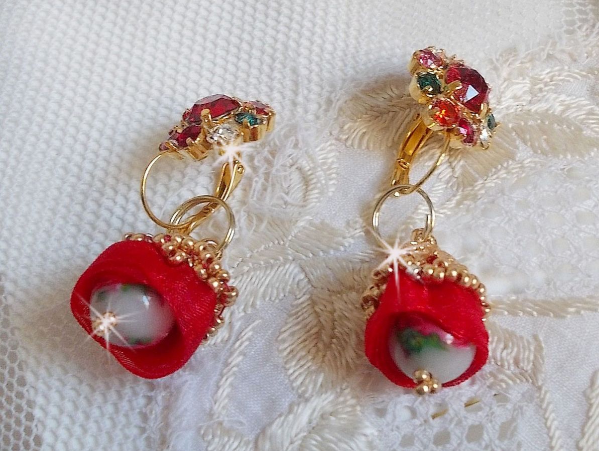 BO Mia avec des perles rondes Fimo avec des Roses, mont&eacute;es avec des coupelles filigran&eacute;es en Plaqu&eacute; Or avec du ruban organza Rouge &agrave; laquelle s&rsquo;ajoute des cabochons ronds sur dormeuses en Laiton