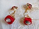 BO Mia avec des perles rondes Fimo avec des Roses, mont&eacute;es avec des coupelles filigran&eacute;es en Plaqu&eacute; Or avec du ruban organza Rouge &agrave; laquelle s&rsquo;ajoute des cabochons ronds sur dormeuses en Laiton