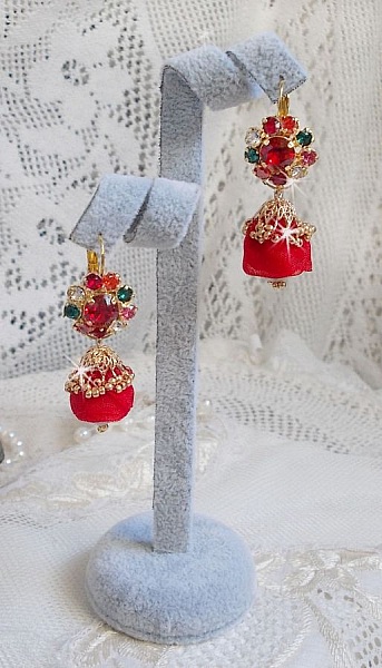 BO Mia avec des perles rondes Fimo avec des Roses, mont&eacute;es avec des coupelles filigran&eacute;es en Plaqu&eacute; Or avec du ruban organza Rouge &agrave; laquelle s&rsquo;ajoute des cabochons ronds sur dormeuses en Laiton