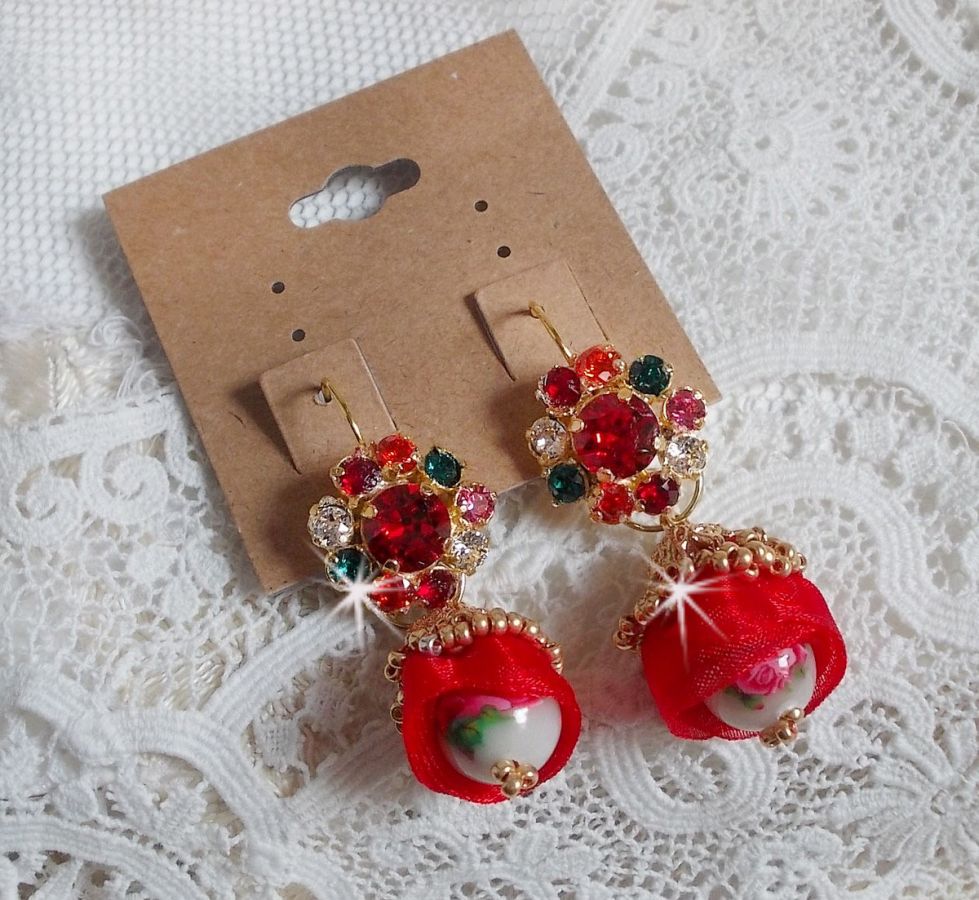 BO Mia avec des perles rondes Fimo avec des Roses, mont&eacute;es avec des coupelles filigran&eacute;es en Plaqu&eacute; Or avec du ruban organza Rouge &agrave; laquelle s&rsquo;ajoute des cabochons ronds sur dormeuses en Laiton