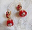 BO Mia avec des perles rondes Fimo avec des Roses, mont&eacute;es avec des coupelles filigran&eacute;es en Plaqu&eacute; Or avec du ruban organza Rouge &agrave; laquelle s&rsquo;ajoute des cabochons ronds sur dormeuses en Laiton
