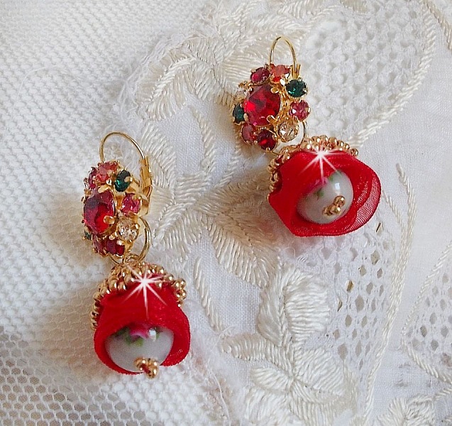 BO Mia avec des perles rondes Fimo avec des Roses, mont&eacute;es avec des coupelles filigran&eacute;es en Plaqu&eacute; Or avec du ruban organza Rouge &agrave; laquelle s&rsquo;ajoute des cabochons ronds sur dormeuses en Laiton