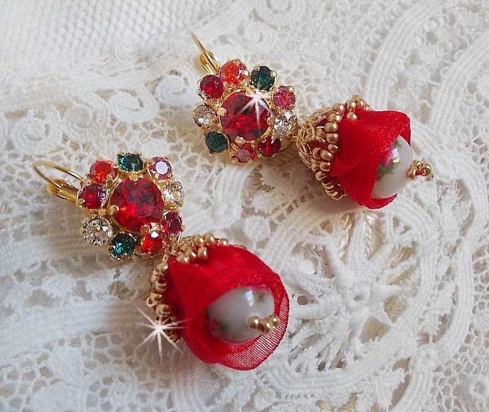 BO Mia avec des perles rondes Fimo avec des Roses, mont&eacute;es avec des coupelles filigran&eacute;es en Plaqu&eacute; Or avec du ruban organza Rouge &agrave; laquelle s&rsquo;ajoute des cabochons ronds sur dormeuses en Laiton