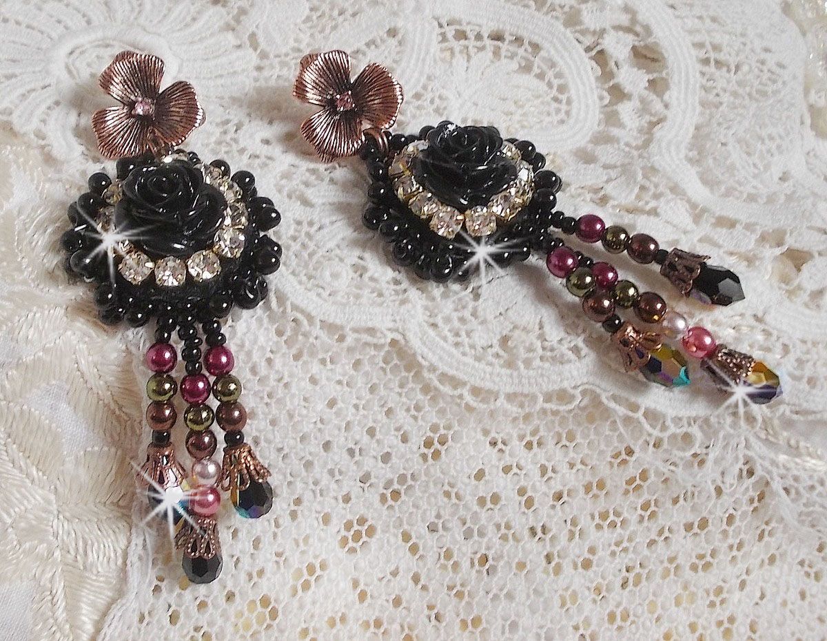 BO Midnight Daisy avec des cabochons Roses Noires en r&eacute;sine brod&eacute;s avec chatons, mini gouttes et rocailles. Les pendants sont avec des perles nacr&eacute;es en Verre, coupelles et gouttes en Cristal