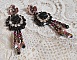 BO Midnight Daisy avec des cabochons Roses Noires en r&eacute;sine brod&eacute;s avec chatons, mini gouttes et rocailles. Les pendants sont avec des perles nacr&eacute;es en Verre, coupelles et gouttes en Cristal