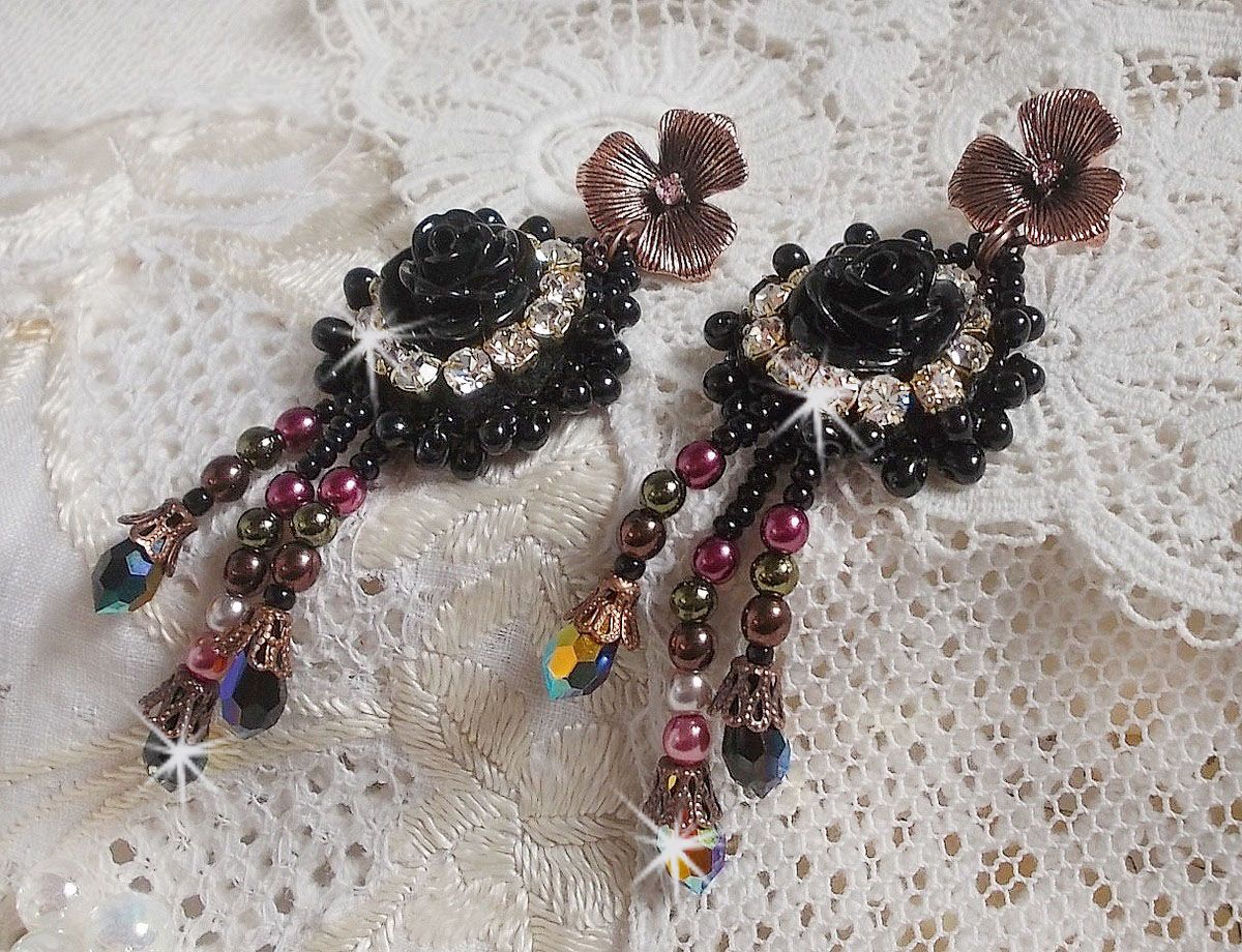 BO Midnight Daisy avec des cabochons Roses Noires en r&eacute;sine brod&eacute;s avec chatons, mini gouttes et rocailles. Les pendants sont avec des perles nacr&eacute;es en Verre, coupelles et gouttes en Cristal