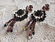BO Midnight Daisy avec des cabochons Roses Noires en r&eacute;sine brod&eacute;s avec chatons, mini gouttes et rocailles. Les pendants sont avec des perles nacr&eacute;es en Verre, coupelles et gouttes en Cristal