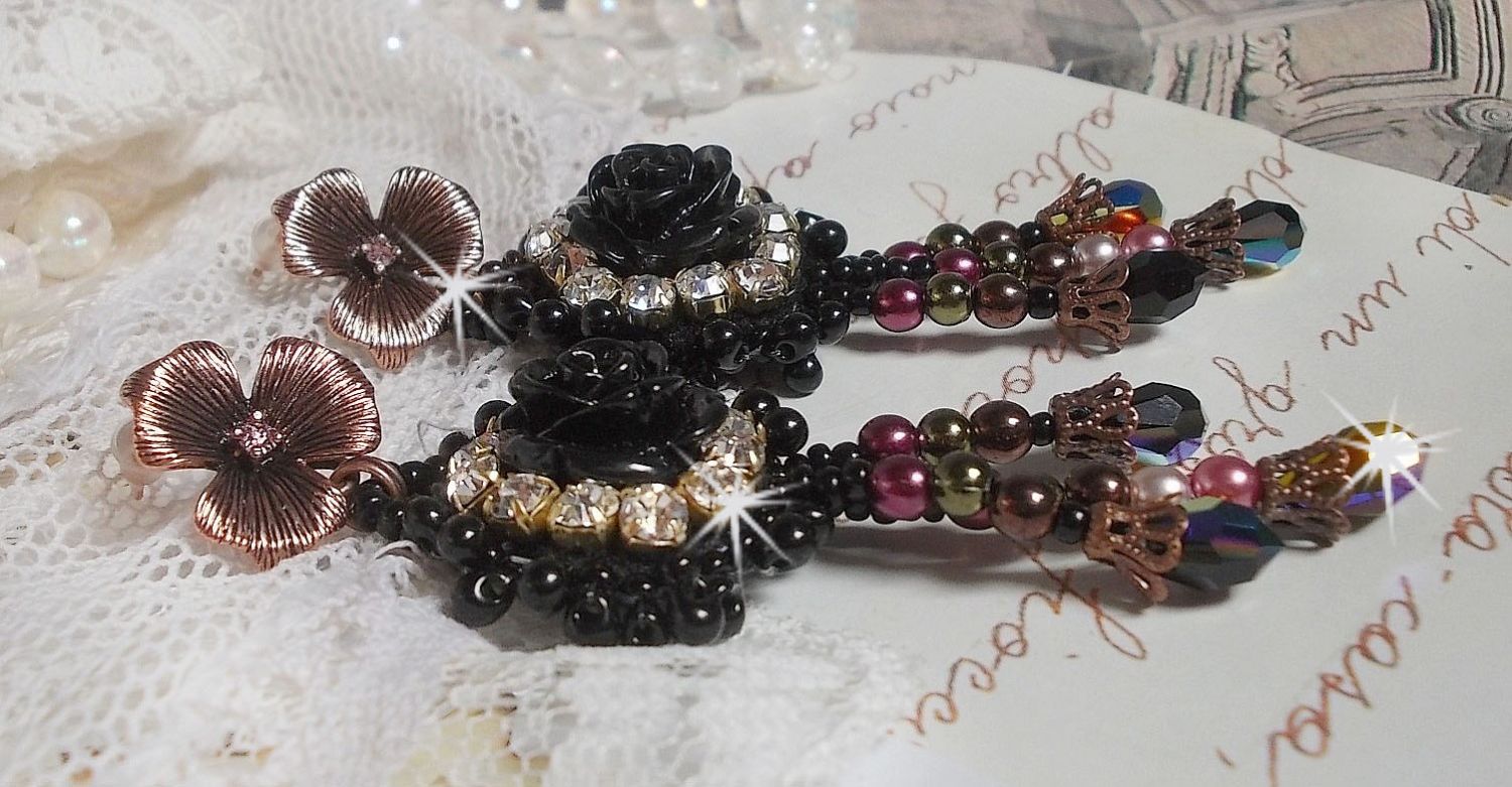 BO Midnight Daisy avec des cabochons Roses Noires en r&eacute;sine brod&eacute;s avec chatons, mini gouttes et rocailles. Les pendants sont avec des perles nacr&eacute;es en Verre, coupelles et gouttes en Cristal