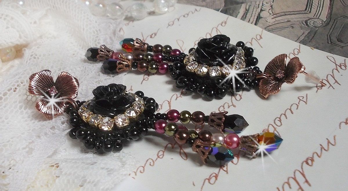 BO Midnight Daisy avec des cabochons Roses Noires en r&eacute;sine brod&eacute;s avec chatons, mini gouttes et rocailles. Les pendants sont avec des perles nacr&eacute;es en Verre, coupelles et gouttes en Cristal