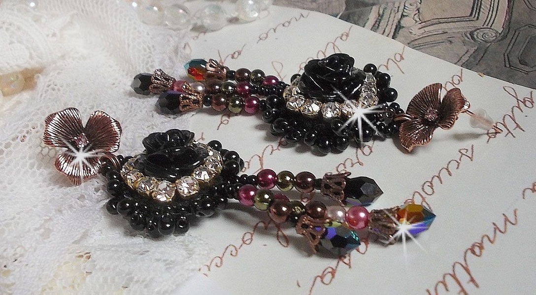 BO Midnight Daisy avec des cabochons Roses Noires en r&eacute;sine brod&eacute;s avec chatons, mini gouttes et rocailles. Les pendants sont avec des perles nacr&eacute;es en Verre, coupelles et gouttes en Cristal