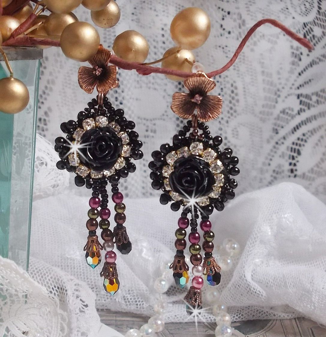 BO Midnight Daisy avec des cabochons Roses Noires en r&eacute;sine brod&eacute;s avec chatons, mini gouttes et rocailles. Les pendants sont avec des perles nacr&eacute;es en Verre, coupelles et gouttes en Cristal