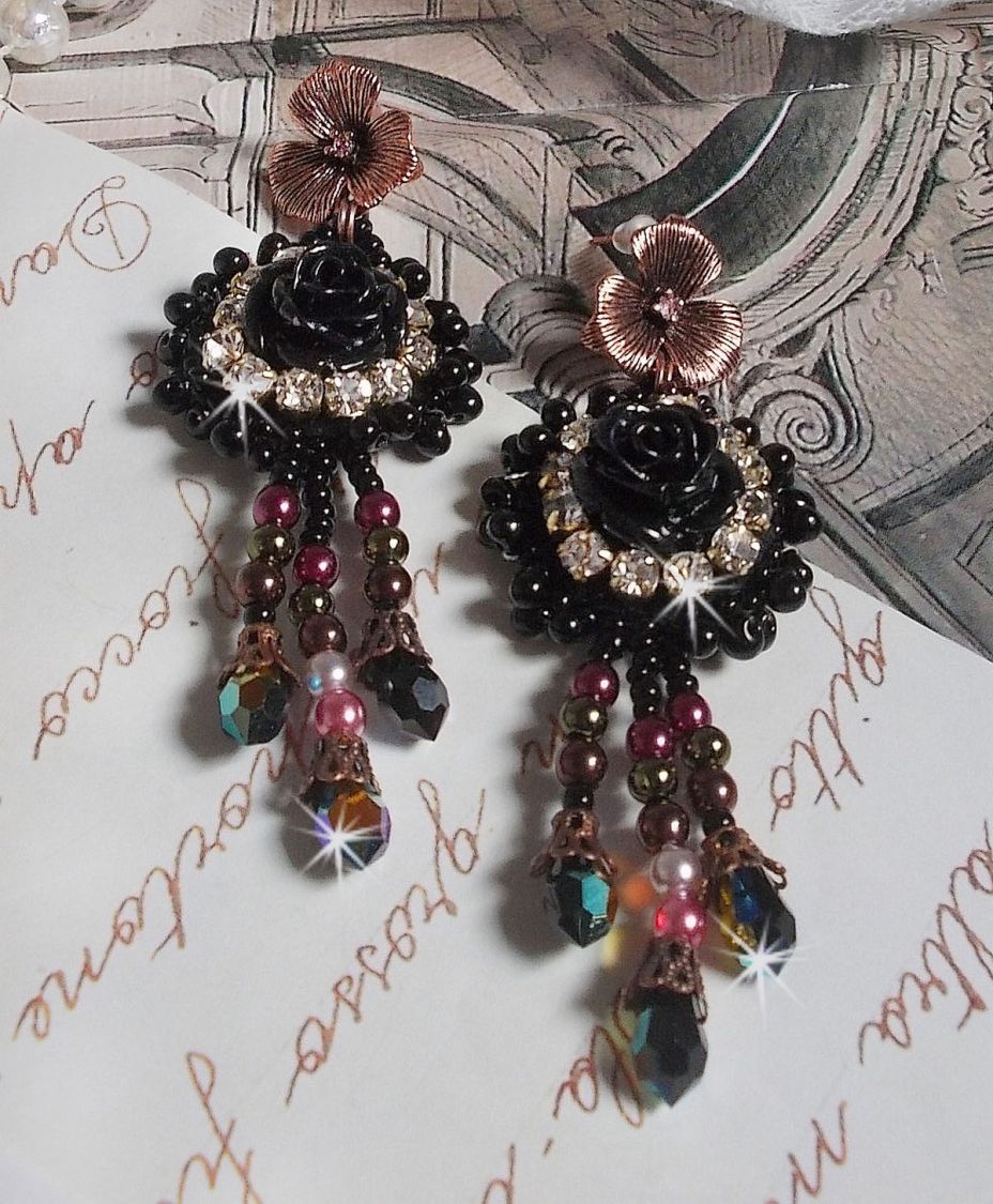 BO Midnight Daisy avec des cabochons Roses Noires en r&eacute;sine brod&eacute;s avec chatons, mini gouttes et rocailles. Les pendants sont avec des perles nacr&eacute;es en Verre, coupelles et gouttes en Cristal