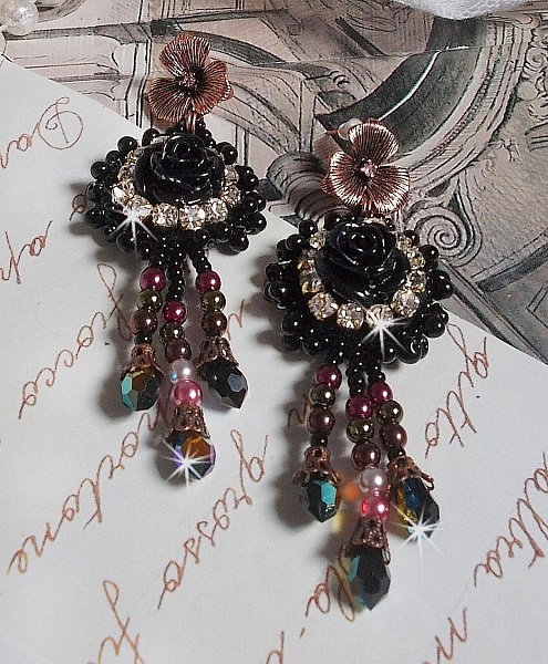 BO Midnight Daisy avec des cabochons Roses Noires en r&eacute;sine brod&eacute;s avec chatons, mini gouttes et rocailles. Les pendants sont avec des perles nacr&eacute;es en Verre, coupelles et gouttes en Cristal