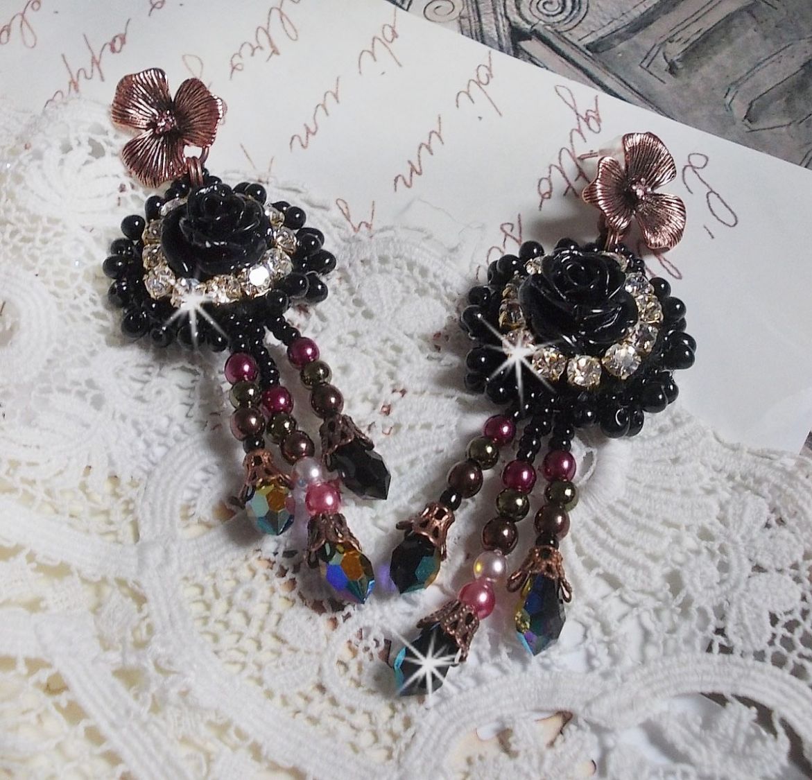 BO Midnight Daisy avec des cabochons Roses Noires en r&eacute;sine brod&eacute;s avec chatons, mini gouttes et rocailles. Les pendants sont avec des perles nacr&eacute;es en Verre, coupelles et gouttes en Cristal