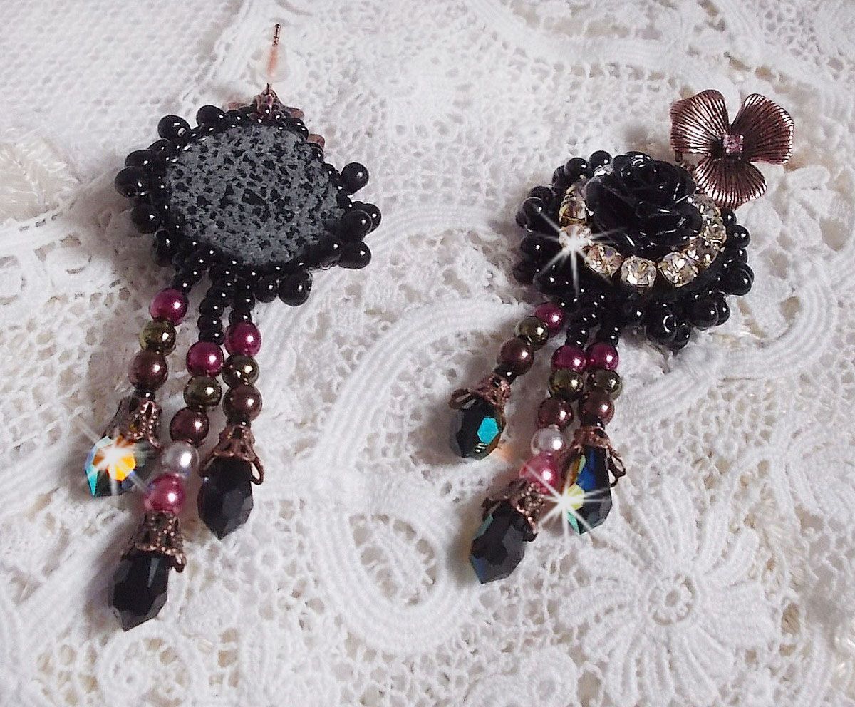 BO Midnight Daisy avec des cabochons Roses Noires en r&eacute;sine brod&eacute;s avec chatons, mini gouttes et rocailles. Les pendants sont avec des perles nacr&eacute;es en Verre, coupelles et gouttes en Cristal