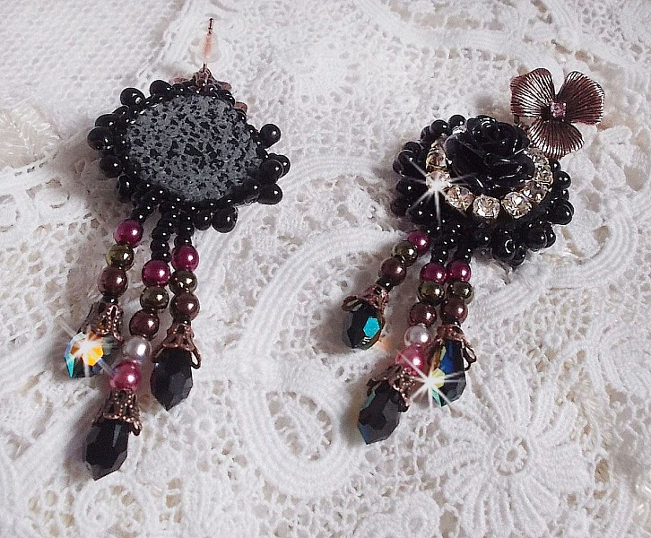 BO Midnight Daisy avec des cabochons Roses Noires en r&eacute;sine brod&eacute;s avec chatons, mini gouttes et rocailles. Les pendants sont avec des perles nacr&eacute;es en Verre, coupelles et gouttes en Cristal