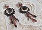 BO Midnight Daisy avec des cabochons Roses Noires en r&eacute;sine brod&eacute;s avec chatons, mini gouttes et rocailles. Les pendants sont avec des perles nacr&eacute;es en Verre, coupelles et gouttes en Cristal