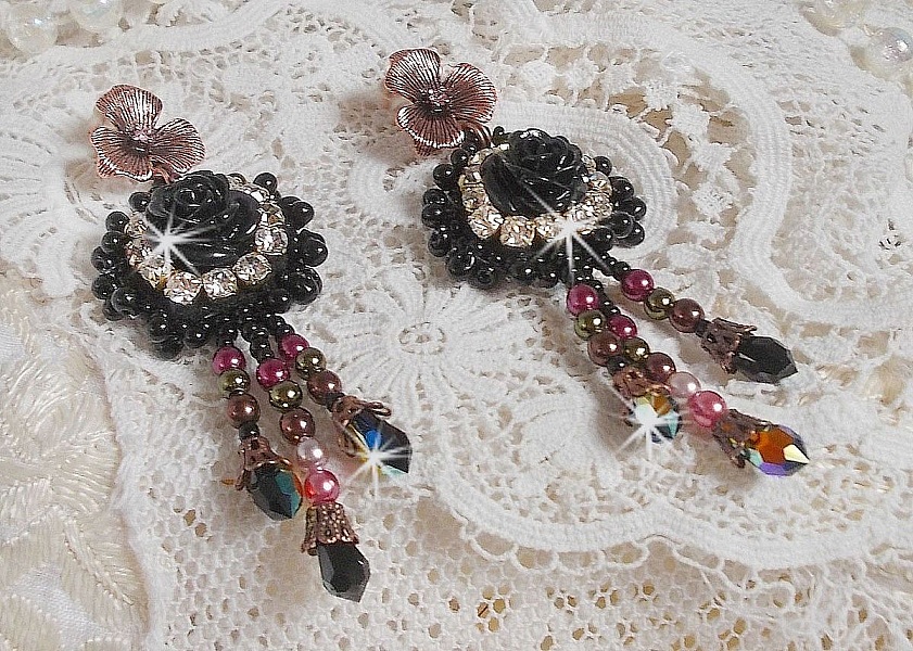 BO Midnight Daisy avec des cabochons Roses Noires en r&eacute;sine brod&eacute;s avec chatons, mini gouttes et rocailles. Les pendants sont avec des perles nacr&eacute;es en Verre, coupelles et gouttes en Cristal