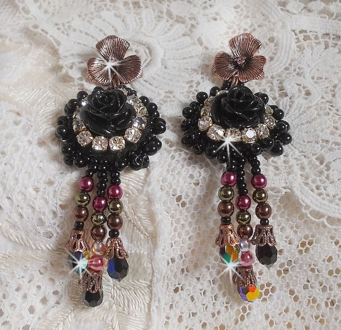 BO Midnight Daisy avec des cabochons Roses Noires en r&eacute;sine brod&eacute;s avec chatons, mini gouttes et rocailles. Les pendants sont avec des perles nacr&eacute;es en Verre, coupelles et gouttes en Cristal